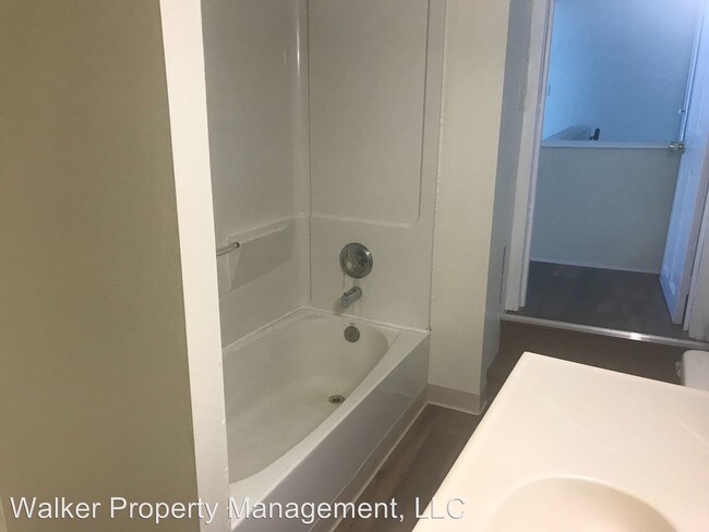 Building Photo - 2 br, 1 bath Apartment - 401 - 403 Milton Ave