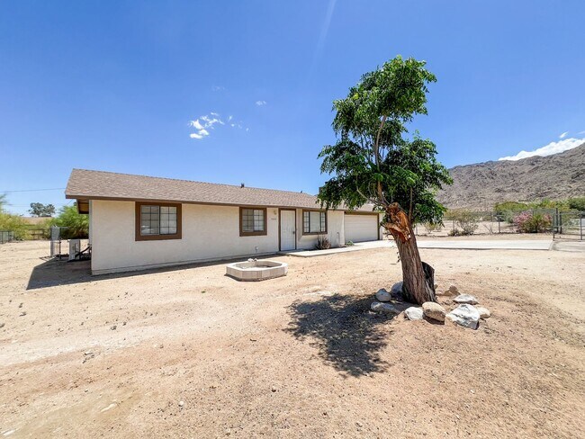 Foto del edificio - 29 Palms Home with Mountain Views