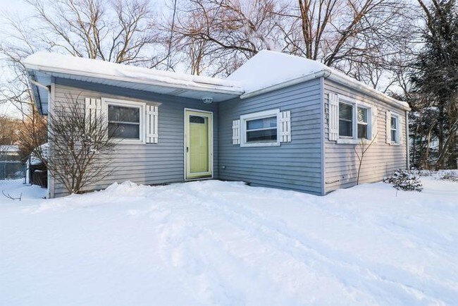 Building Photo - 2023 Willowcreek Rd