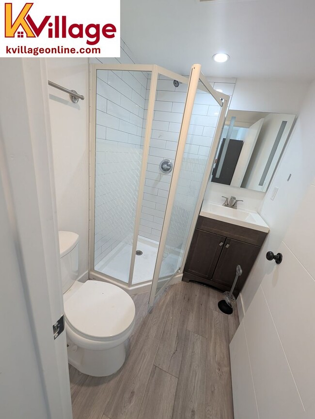Building Photo - FULLY FURNISHED co-living apartment room w...