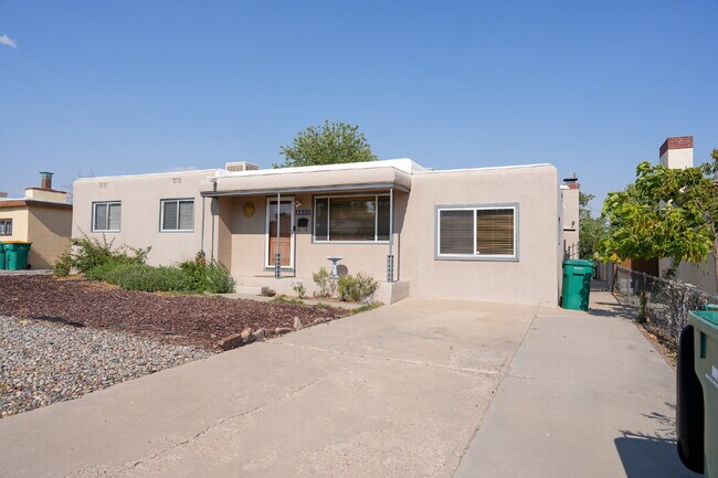 Foto del edificio - A New Mexico Charm Executive Rental — A Stay Made Simple