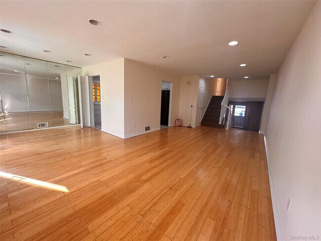 Foto del edificio - 15-83-83 208th Pl