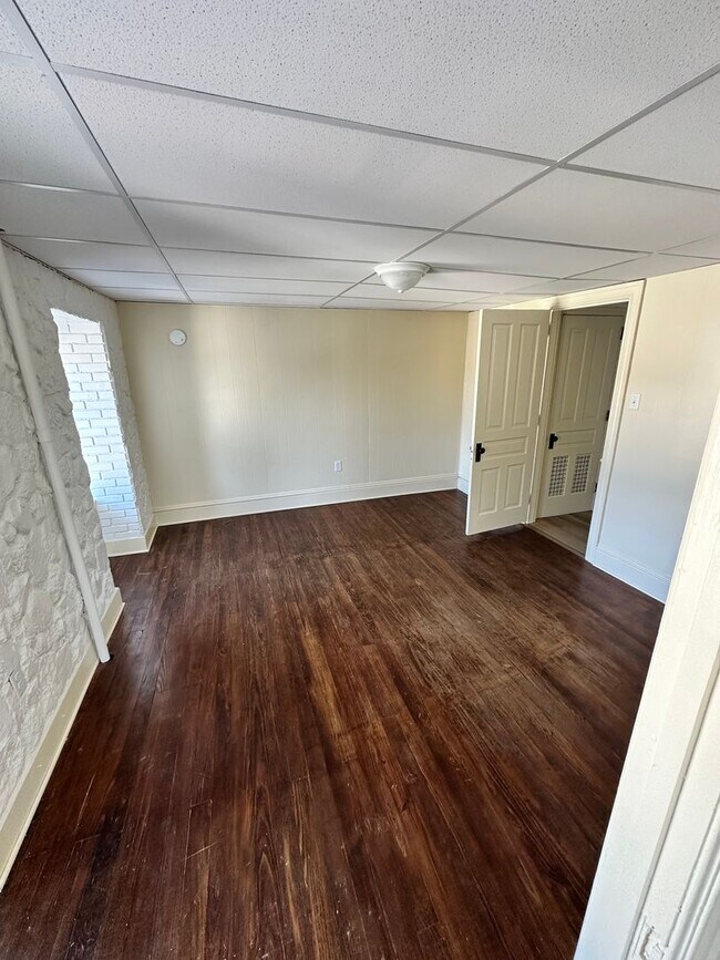 Foto del edificio - Top Floor, Renovated 1 Bedroom Apartment-York City SD