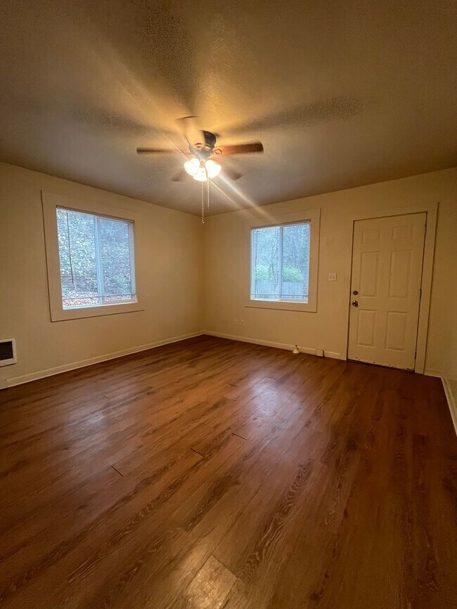 Foto del edificio - 2-Bedroom 1-Bathroom home in Cottage Grove!