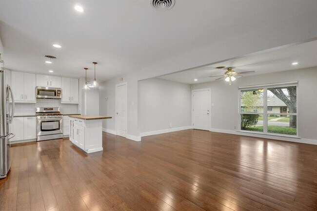 Foto del edificio - 1600 Ashberry Dr