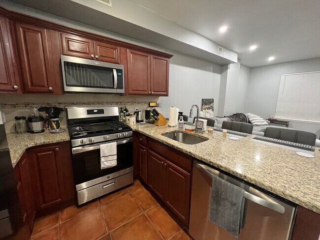 Foto del edificio - 2221 N Sydenham St