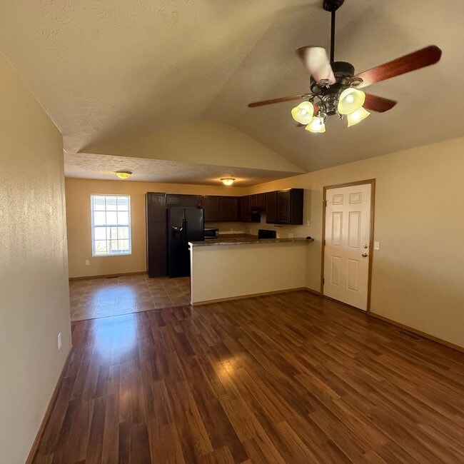 Foto del edificio - 3 bedroom 2 bath home in Willard School District