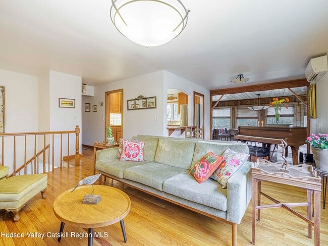 Building Photo - 10 Purdy Hollow Rd