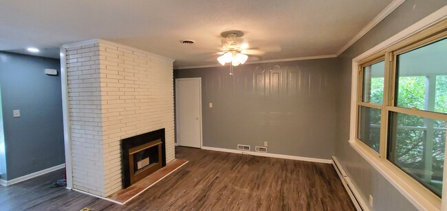 Building Photo - 3 Bedroom 2 Bathroom House