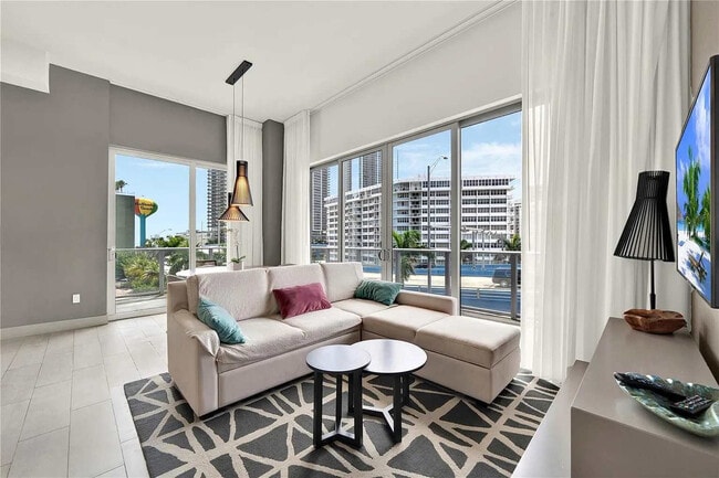 Building Photo - 4010 S Ocean Dr