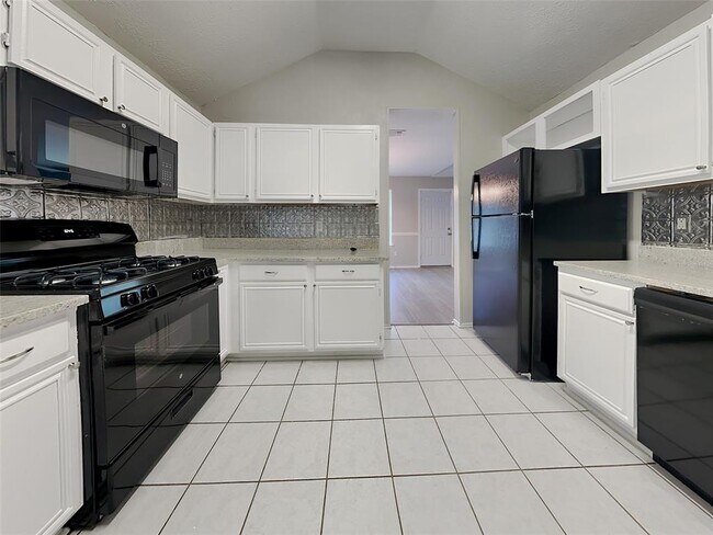 Building Photo - 3415 Carriage House Dr