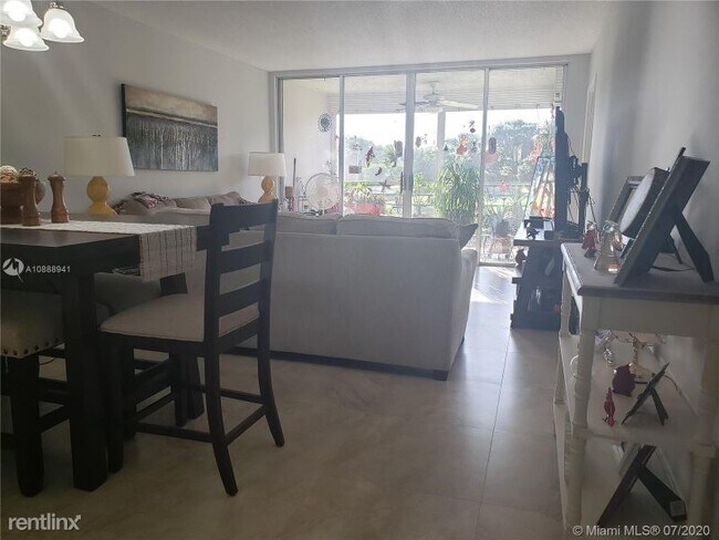 Foto del edificio - 9470 Poinciana Pl
