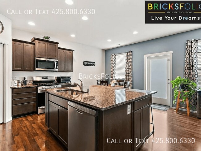 Building Photo - Modern Comfort Awaits You in This Puyallup...