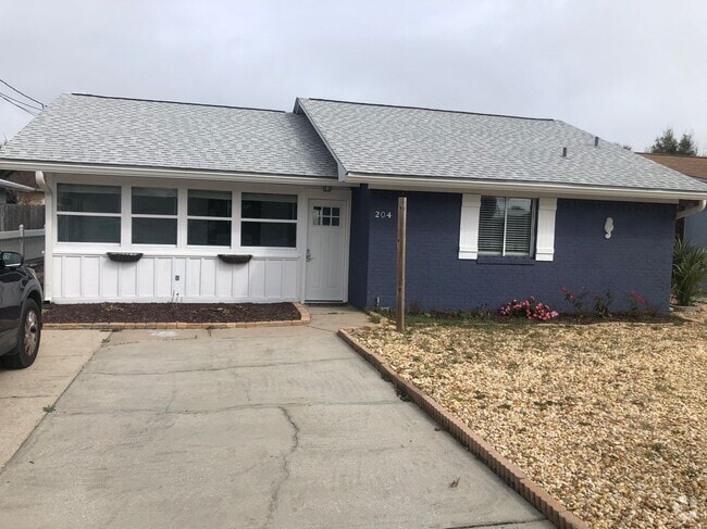 Building Photo - 204 Oleander Ct