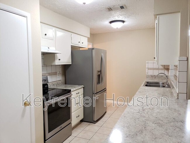 Building Photo - 23419 Verngate Dr