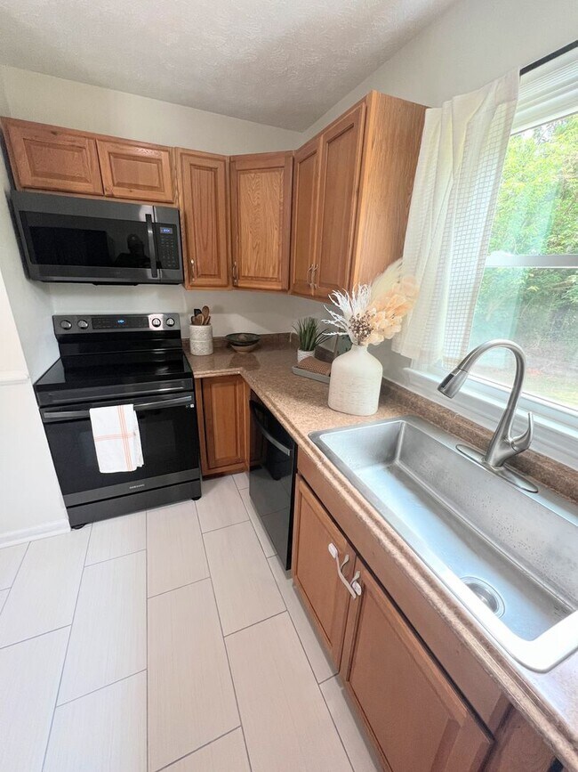 Building Photo - 4 Bedroom Home- 10 minutes from LU