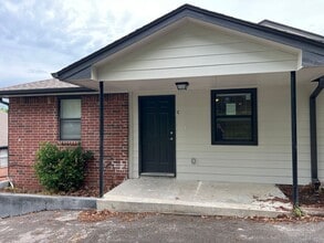 Building Photo - 608 E Rolling Hills Dr