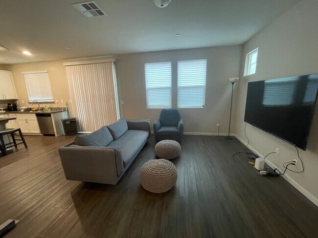 Building Photo - Beautiful 3/2.5 townhome in Elk Grove!