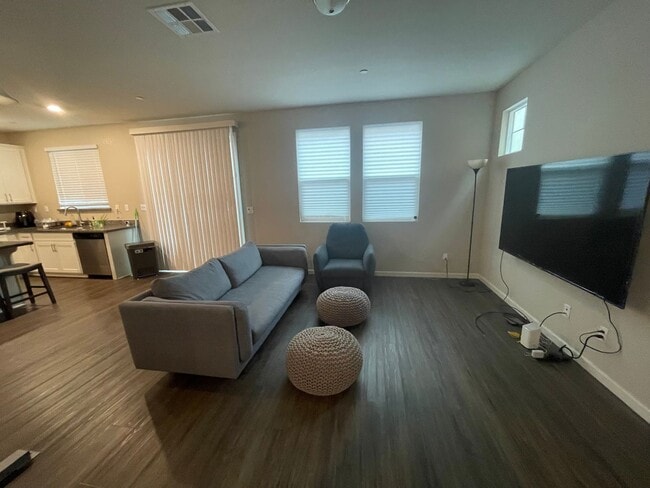 Foto del edificio - Beautiful 3/2.5 townhome in Elk Grove!