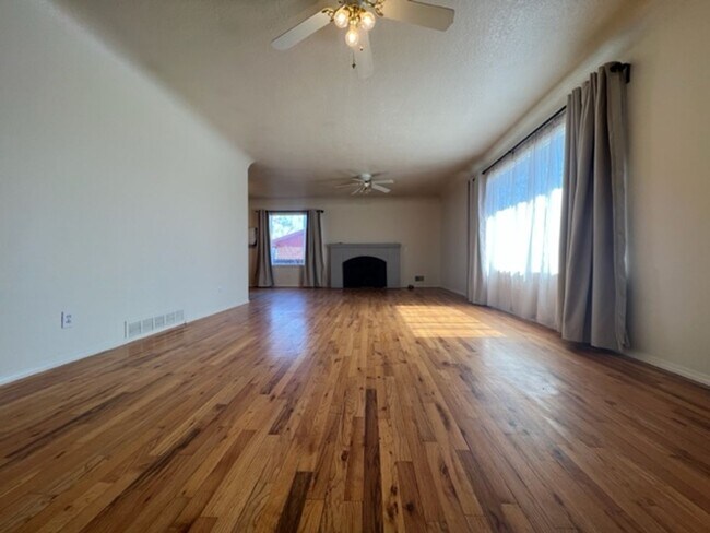 Foto del edificio - Bi-Level House w/ Massive Backyard, Storage, & Character!