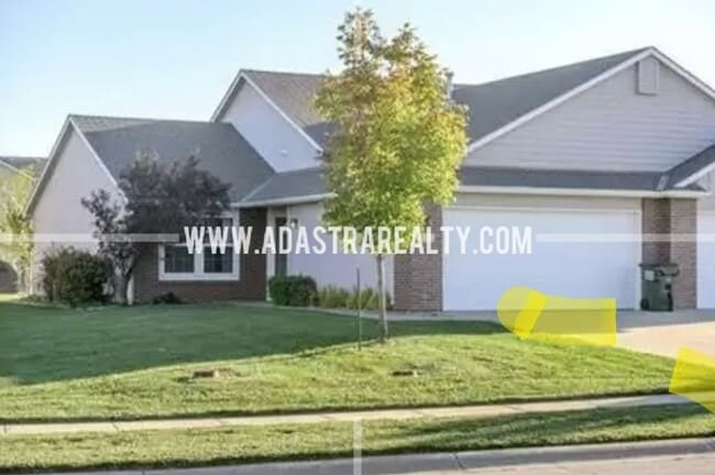 Building Photo - Spacious Maintenance Free Townhome in Gard...