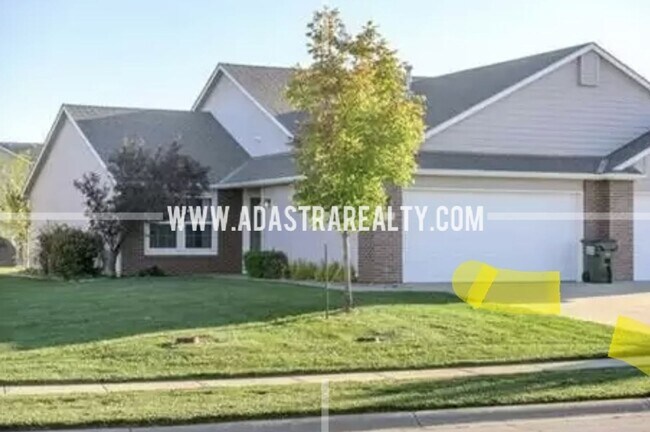 Foto del edificio - Spacious Maintenance Free Townhome in Gard...