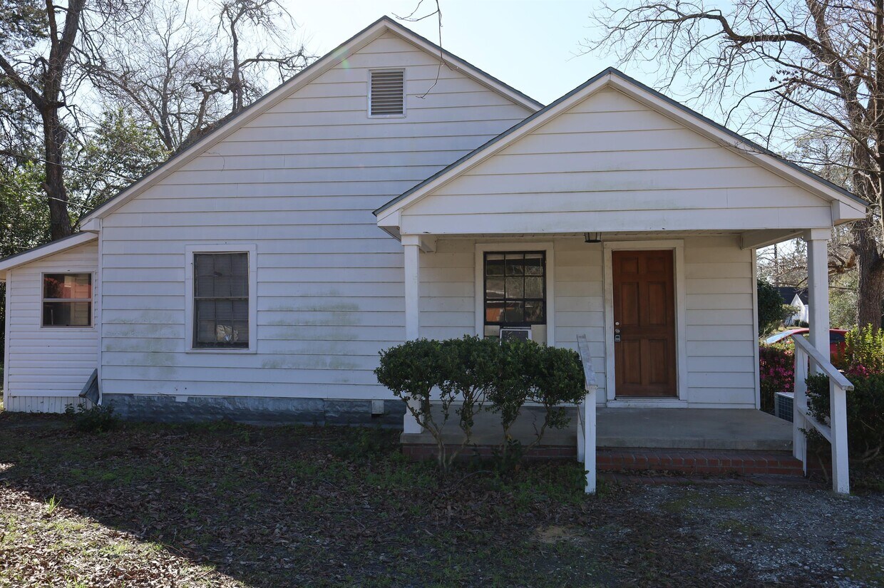 Primary Photo - 300 E 6th St