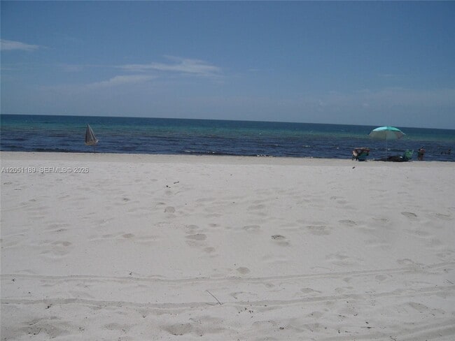 Foto del edificio - 3300 N Surf Rd