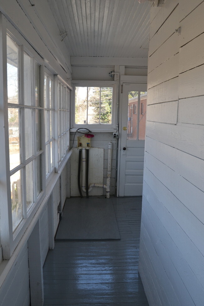 Building Photo - Affordable 3 BR on Tipton!