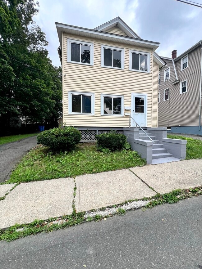 Building Photo - 197 Sunnyside Ave