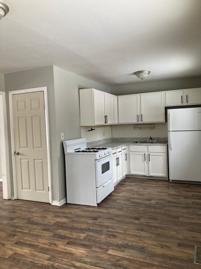 Building Photo - Spacious 3 bedroom, 1 bath home in quiet n...
