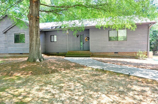 Foto del edificio - 2-15-24: Chapel Hill Duplex with fenced yard!