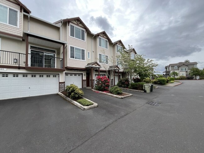 Building Photo - 2 Bedroom 2.5 Bathroom with 2 Tandem Car garage ~ Convenient Cedar Mill Location Near St. Vincent...