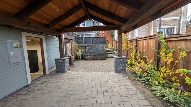 Building Photo - Valley St Duplex