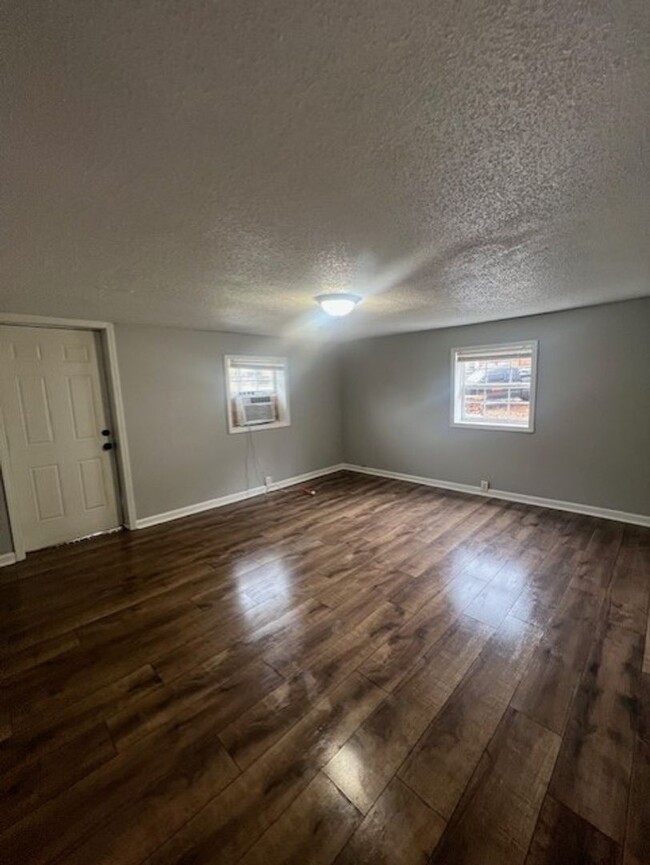 Building Photo - 2 Bedroom 1 Bath Home ** MOVE IN by 12/15 ...