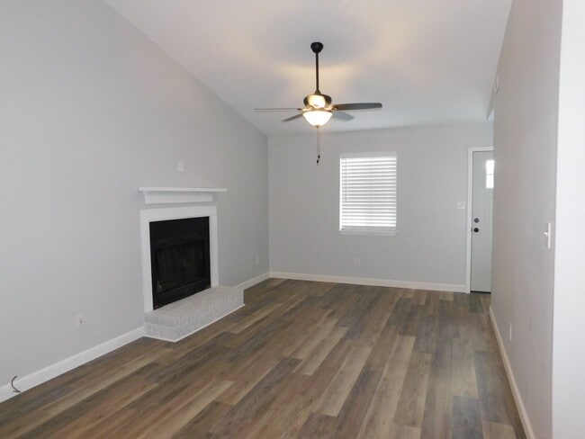 Building Photo - Fully Renovated Modern Duplex