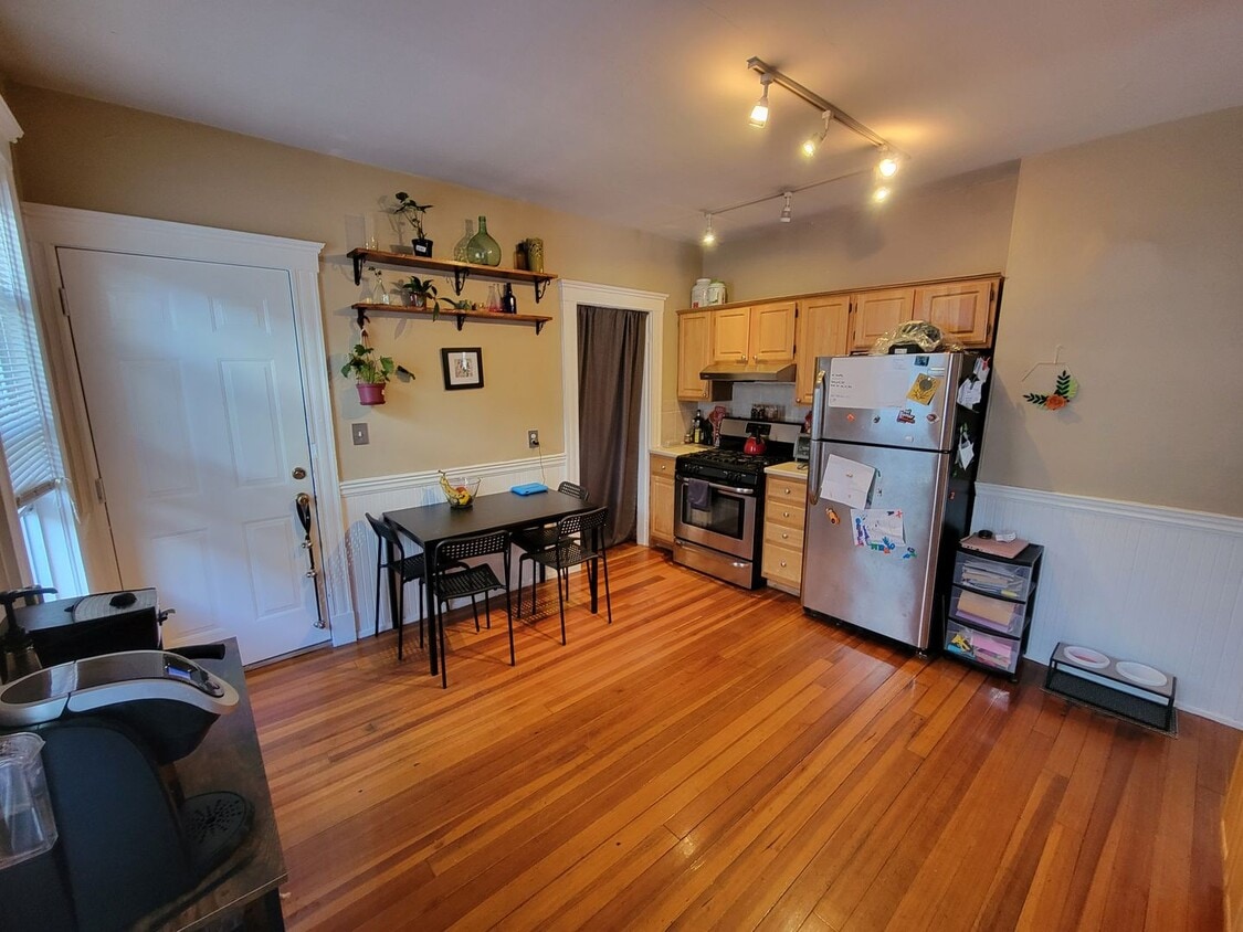 Primary Photo - Location Location Location 2 Bd 1 Bath on ...