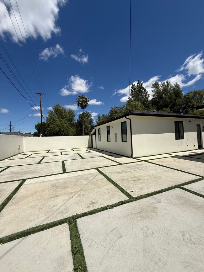 Foto del edificio - 3 bed, 2 bath ADU with private yard