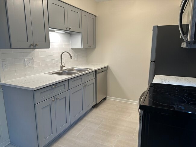 Updated kitchen with stainless steel appliances - 1364 Poppyseed Dr