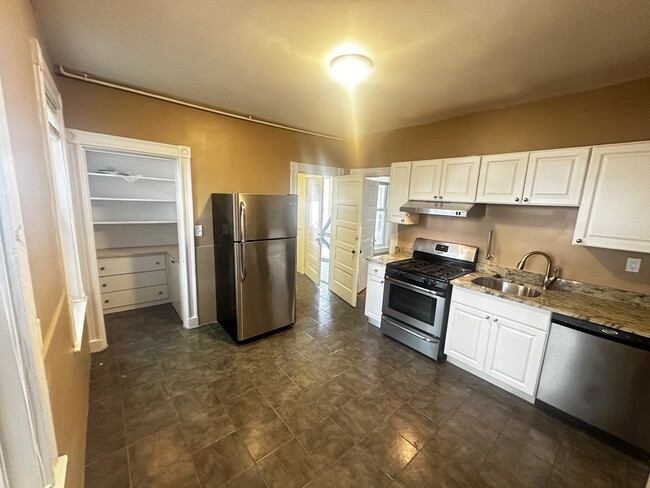 Building Photo - 30 Calvin St