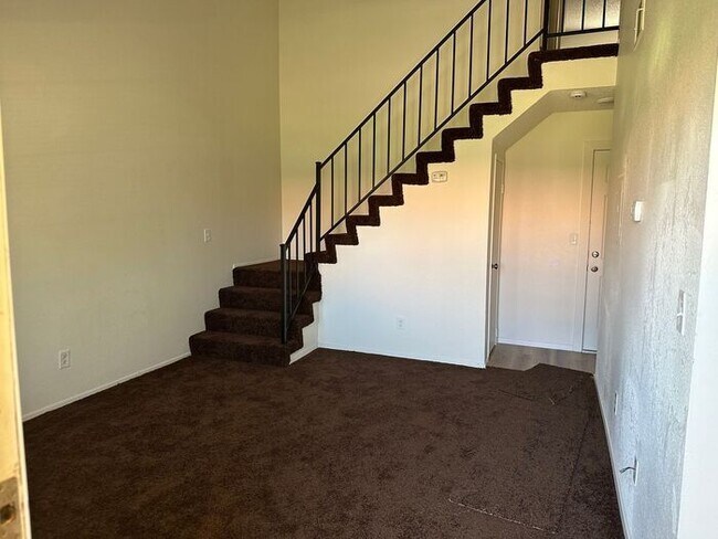 Foto del edificio - Nice 2 + 1.5 Townhouse Lancaster Sec 8 App...