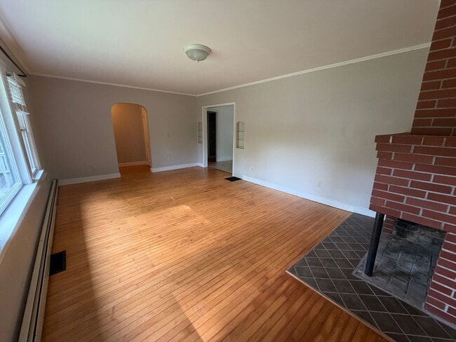 Building Photo - 3BD/1BA Single Family Home in Westbrook - Available Now