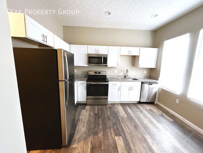 Building Photo - 1363 Summit St