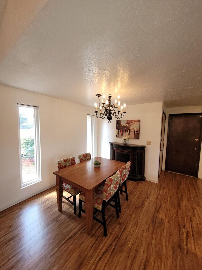 Foto del edificio - 6-9 MONTH LEASE OPTION! Charming home in B...