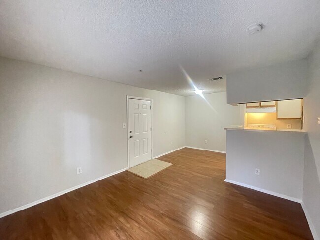 Foto del edificio - 1 Bed / 1 Bath Condo in Gated Comm. In Alt...