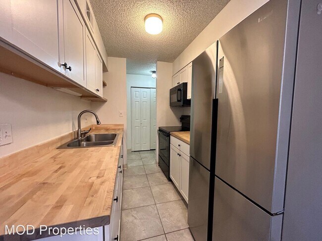 Building Photo - 2 br, 1 bath House - 140 E. Highline Circl...