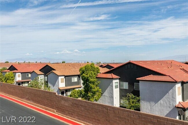 Building Photo - Henderson Townhouse w/2 car garage