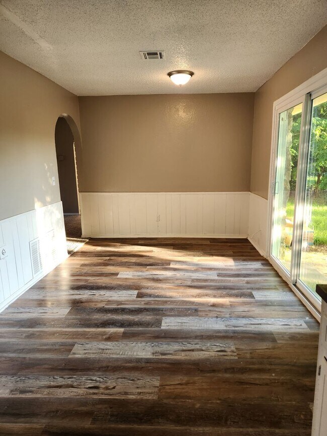 Foto del edificio - 5 Bed 1.5 Bath Home in Midwest City!