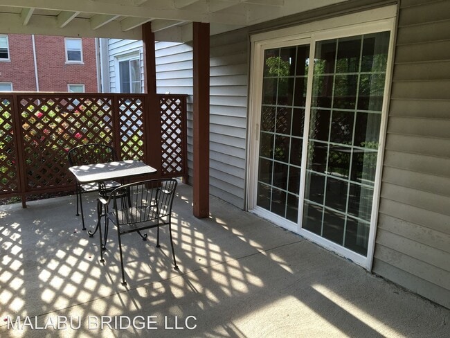 Building Photo - 828 Malabu Dr