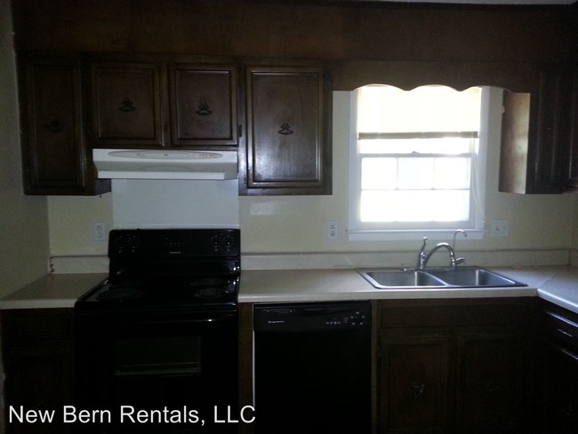 Building Photo - 3 br, 2.5 bath House - 1111 Plymouth Drive
